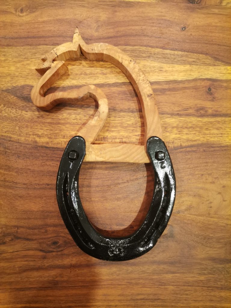 timber horse head and horseshoe, hardcarved horse head and horseshoe, timber horse head, horse woodart, horse woodcraft